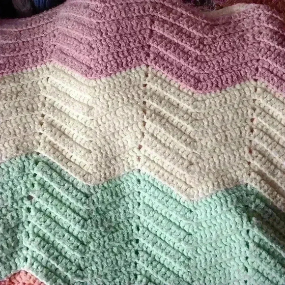 Hand Knit crocheted baby blanket 44x50 " - Picture 5 of 6